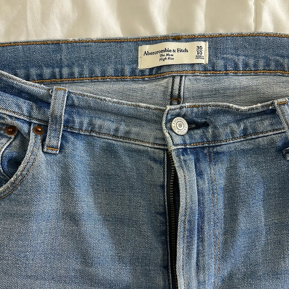 Abercrombie & Fitch, the mom high rise, size 30/10, light/medium wash denim